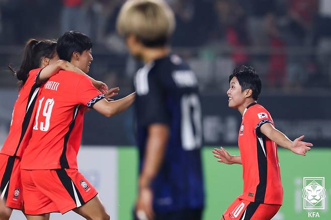 한일전 동점골을 기록한 정다빈(19번)과 함께 기뻐하는 지소연(오른쪽). /사진=대한축구협회 제공