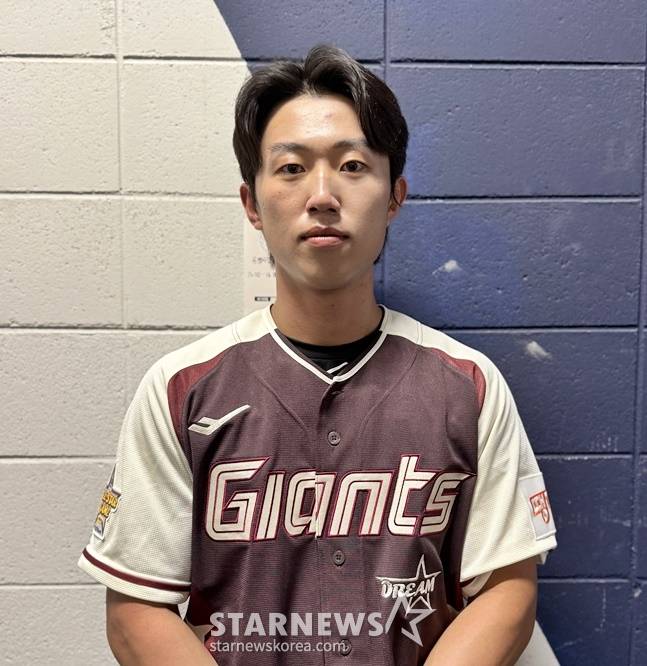 롯데 전민재가 취재진과 인터뷰를 하고 있다. /사진=양정웅 기자