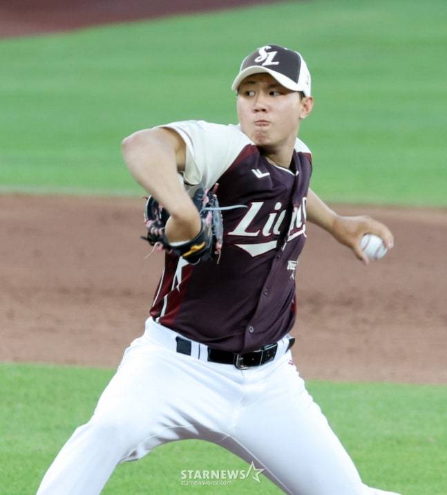 삼성 배찬승이 12일 열린 2025 KBO 올스타전에서 투구를 하고 있다. /사진=강영조 선임기자