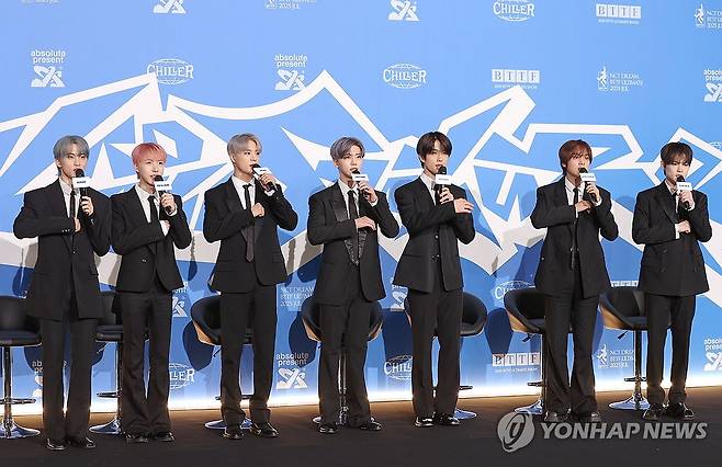 새 앨범 발표한 엔시티 드림 (서울=연합뉴스) 이재희 기자 = 그룹 엔시티 드림(NCT DREAM)이 14일 서울 송파구 롯데시네마 월드타워점에서 열린 다섯 번째 앨범 '고 백 투 더 퓨처' 제작 발표회에 참석, 인사하고 있다. 2025.7.14 scape@yna.co.kr