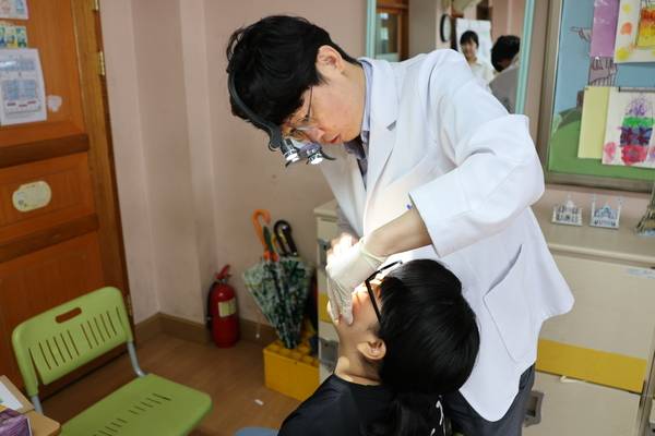 경기도치과의사회가 최근 화성 석천초등학교에서 의료봉사를 했다. /경기도치과의사회 제공