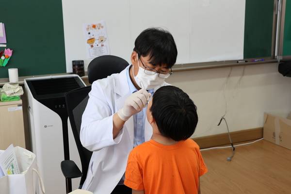 경기도치과의사회가 최근 화성 석천초등학교에서 의료봉사를 했다. /경기도치과의사회 제공