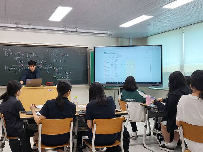 대전둔산여고 다락방 - AI 코스웨어 활용 공개수업 모습.