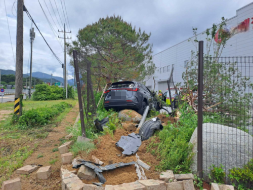 ◇15일 오후 1시54분께 강릉시 성산면의 한 물류창고 인근에서 60대 여성이 몰던 SUV 차량이 창고 펜스와 조경수 등을 들이받았다. 사진=강원특별자치도소방본부 제공