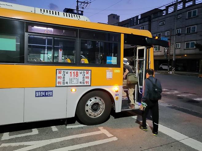 15일 오전 5시께 울산 동구 주민들이 '첫차 버스'를 타고 있다.