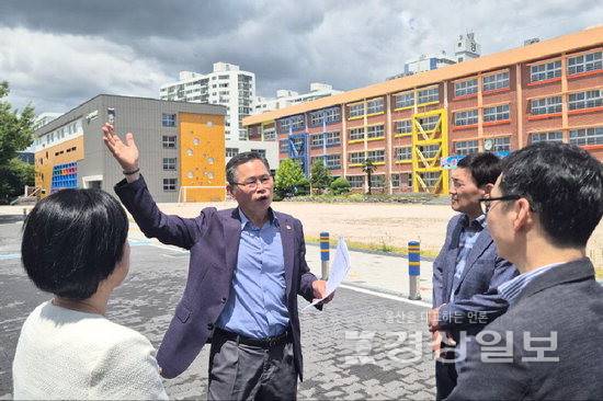 ▲ 울산시의회 문석주 의원은 14일 울산 북구 중산동에 있는 '가칭 약수고등학교'(약수고)를 방문(사진)해 통학로 안전을 점검했다.