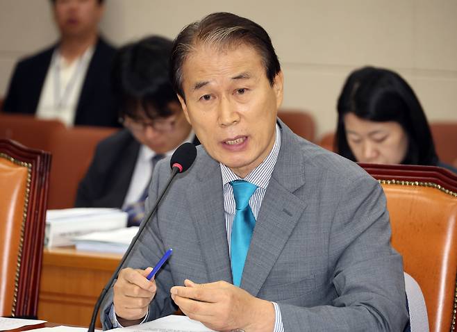 권오을 국가보훈부 장관 후보자가 15일 국회 정무위원회에서 열린 인사청문회에서 의원의 질의에 답하고 있다. /연합뉴스