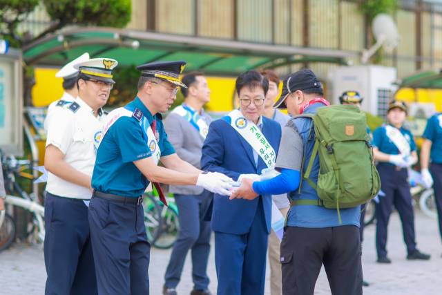 지난 11일 김수환 부산경찰청장이 부산도시철도 동래역 일대에서 교통 문화 개선을 위한 거리 캠페인을 벌이고 있다. 부산경찰청 제공