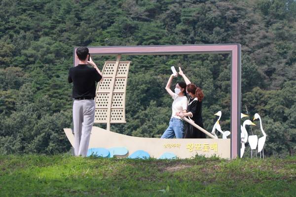 삼강문화단지 내의 활포돚대 모형에서 관광객들이 사진을 찍는 장면