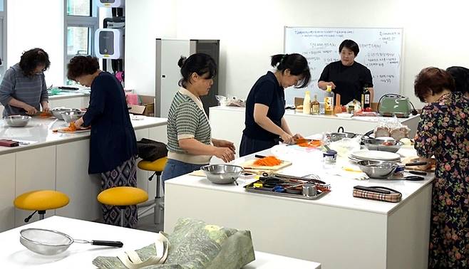 15일 오후 2시쯤 찾은 대구 달서구 월성1동 복합청사 내부 달서평생학습관. 수강생들이 그린레시피 다이어트 건강요리를 수강하고 있다.