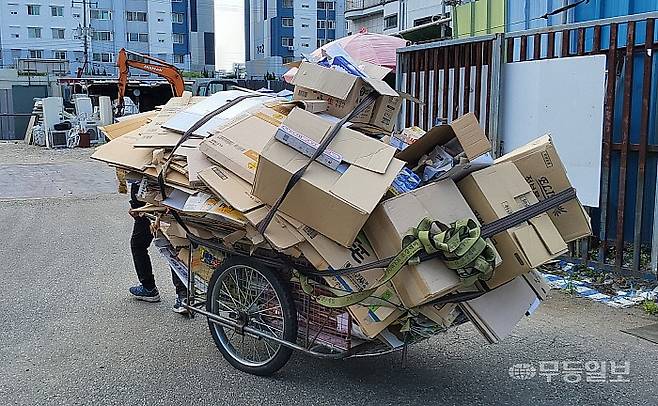 10일 오전 광주 북구 오치동의 한 고물상으로 폐지가 가득 담긴 리어카를 끌고 가는 김하순(76)씨