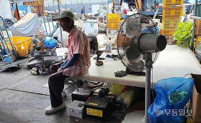 10일 오전 광주 북구 매곡동에서 땡볕 더위에 평상에 잠시 앉아 숨을 돌리고 있는 서상순(83)씨