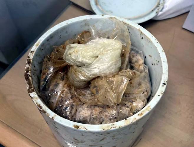 국립영천호국원에서 재안장을 위해 수습된 국가 유공자의 유골함 모습. 습기를 막기 위해 쌓아놓은 비닐 안에 물이 고여 있다. (사진=국가보훈부노조 제공)