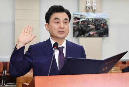 안규백 국방부 장관 후보자가 15일 국회 국방위원회에서 열린 인사청문회에서 선서하고 있다. (사진=연합뉴스)