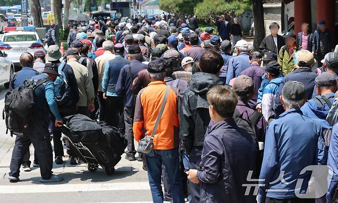 12일 서울 종로구 탑골공원 무료급식소에서 어르신들이 줄을 서서 기다리고 있다. 2025.5.12/뉴스1 ⓒ News1 박세연 기자