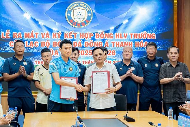 최원권 베트남 대표팀 수석코치가 탄호아 사령탑으로 선임됐다.(디제이매니지먼트 제공)