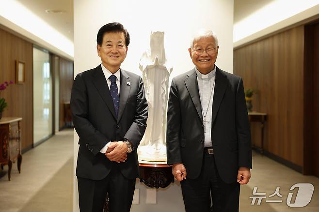정동영 통일부 장관 후보자가 15일 주한 교황청대사관에서 유흥식 추기경을 접견했다.(정동영 의원실 제공).