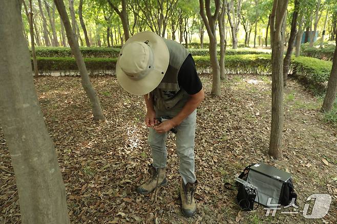 울산나무병원 서창훈 나무의사가 15일 울산 남구의 한 근린 공원에서 토양진단기로 토양 상태를 측정하고 있다.2025.7.15./뉴스1 ⓒ News1 김세은 기자