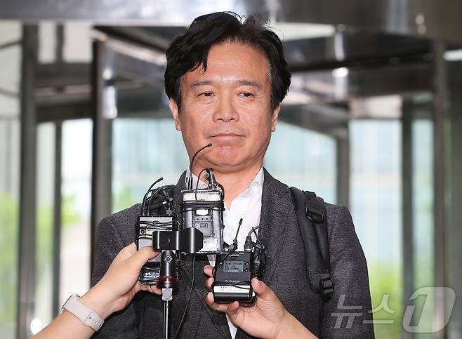 철도 기관사 출신 김영훈 고용노동부 장관 후보자가 24일 오후 서울 중구 서울지방고용노동청 인사청문회 준비 사무실로 출근하며 취재진 질문을 듣고 있다. 2025.6.24/뉴스1 ⓒ News1 김진환 기자