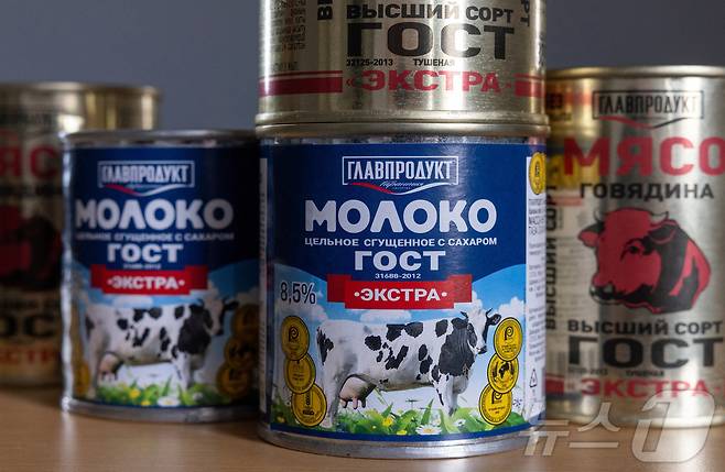 미국 통조림 식품기업 글랍프로둑트(Glavproduct)가 생산한 쇠고기 스튜와 연유 통조림. 2025.07.09. ⓒ 로이터=뉴스1 ⓒ News1 윤다정 기자