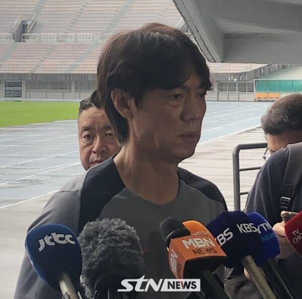 14일 성남종합운동장에서 인터뷰에 임하는 축구 국가대표팀 홍명보 감독. /사진=이형주 기자(성남)