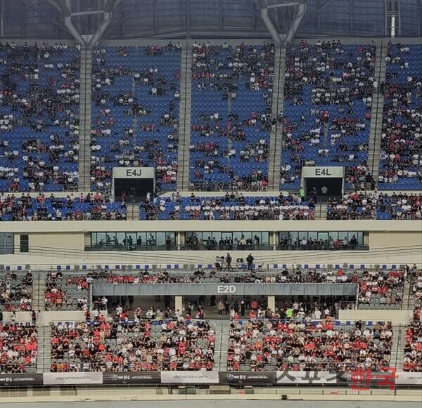 한일전임에도 곳곳에 빈 자리가 보이는 용인미르스타디움. ⓒ스포츠한국 김성수 기자