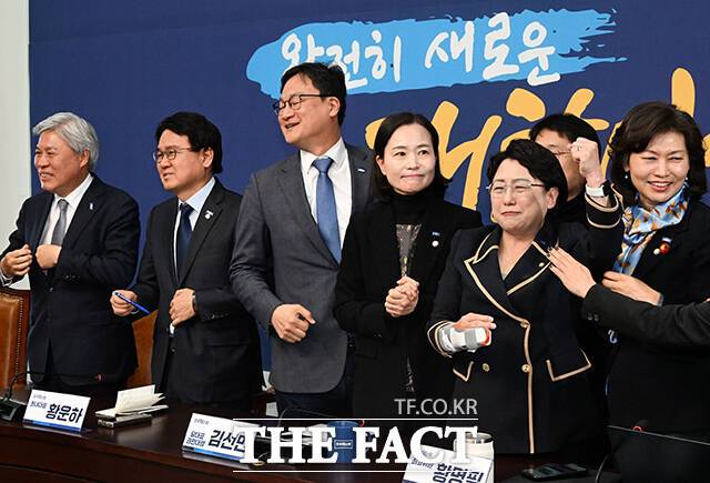 김선민 당대표 권한대행(오른쪽 두 번째)을 비롯한 조국혁신당 의원들이 지난 4월 4일 국회에서 윤석열 전 대통령 파면 선고를 확인한 뒤 기뻐하는 모습. /배정한 기자