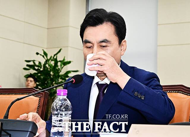 안규백 국방부 장관 후보자가 15일 오전 서울 여의도 국회에서 열린 인사청문회에 참석해 물을 마시고 있다. /국회=배정한 기자