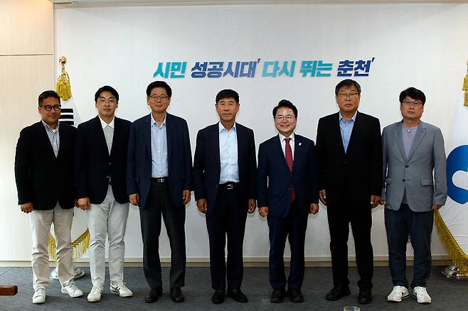 (왼쪽부터) 대한테니스협회 박정훈 국제기획홍보부장, 김종문 사무처장, 한광호 이사, 양종수 부회장, 육동한 춘천시장, 이강균 춘천시체육회장, 양금석 춘천시테니스협회장