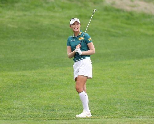 방신실이 하이원 리조트 여자오픈 4라운드 18번 홀에서 완벽한 어프로치 샷을 한 뒤 미소를 짓고 있다. 사진제공=KLPGA