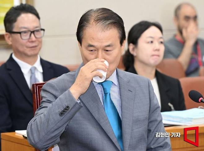 권오을 국가보훈부 장관 후보자가 15일 국회 정무위원회에서 열린 인사청문회에서 물을 마시고 있다. 김현민 기자