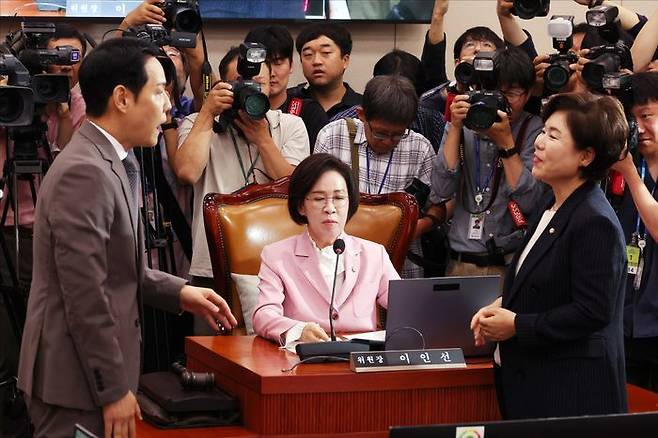 여야 의원들이 14일 오전 국회에서 열린 국회 여성가족위원회 강선우 여성가족부 장관 후보자 인사청문회에서 피켓 부착을 두고 공방을 벌이고 있다. ⓒ데일리안 홍금표 기자