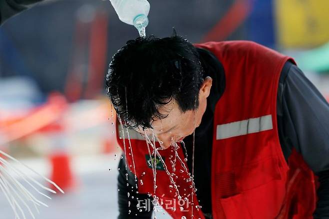 근로자가 근로자 쉼터에서 물로 머리를 적시며 더위를 식히고 있다. ⓒ뉴시스