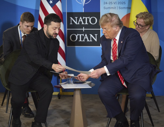 도널드 트럼프(오른쪽) 미국 대통령과 볼로디미르 젤렌스키 우크라이나 대통령이 지난달 25일(현지시간) 네덜란드 헤이그에서 합의문을 교환하고 있다. ⓒEPA/연합뉴스