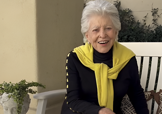 미국의 96세 여성 베티 파커가 보여준 노년의 삶이 화제다. 장미를 가꾸고 카드 게임을 즐기며 다양한 세대와 교류를 이어가고 있다. 그는 “오래 사는 것보다 어떻게 연결되고 적응하느냐가 중요하다”는 메시지를 전했다. (@the_gerontologist)