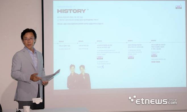 전자신문이 주최하고 서울경제진흥원이 주관한 'K-콘 아너스 클럽 : 콘텐츠 생태계 전략 포럼'이 15일 서울 중구 컨퍼런스하우스 달개비에서 열렸다. 황경주 아티스트컴퍼니 대표가 '엔터테인먼트, 마침내 테크를 만나다'를 주제로 발표하고 있다. 김민수기자 mskim@etnews.com