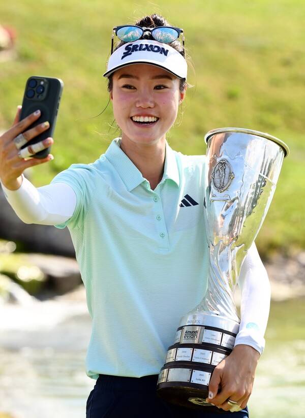 2025년 미국여자프로골프(LPGA) 투어 메이저 골프대회 아문디 에비앙 챔피언십 연장전에서 지노 티띠꾼을 꺾고 우승을 차지한 교포 선수 그레이스 김(호주)이 우승 트로피를 들고 기념 촬영하는 모습이다. 사진제공=MILLEREAU Philippe_아문디 에비앙 챔피언십 2025