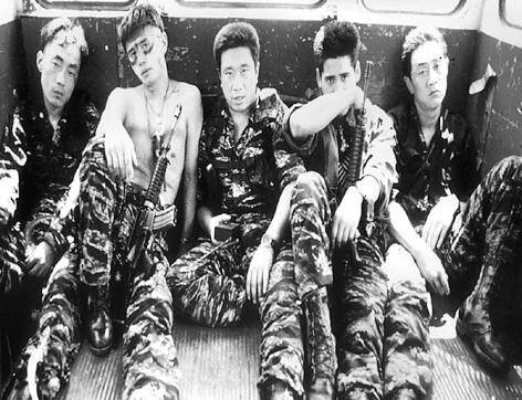 1997년 개봉 영화인 ‘마지막 방위’ 장면. 영화는 필리핀 오지에서 한국 노동자들이 게릴라들에게 납치되자 한국군은 특수부대 요원 5명을 보내 인질을 구출하기로 하는데 요원선발 과정에서 해커의 장난으로 단기사병(방위) 5명이 차출된다는 내용이다. 한겨레 자료사진