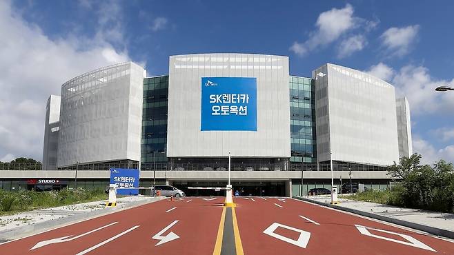 15일 충남 천안에서 개장한 국내 최대 중고차 경매장인 에스케이렌터카의 ‘오토옥션’ 전경. 충남도 제공