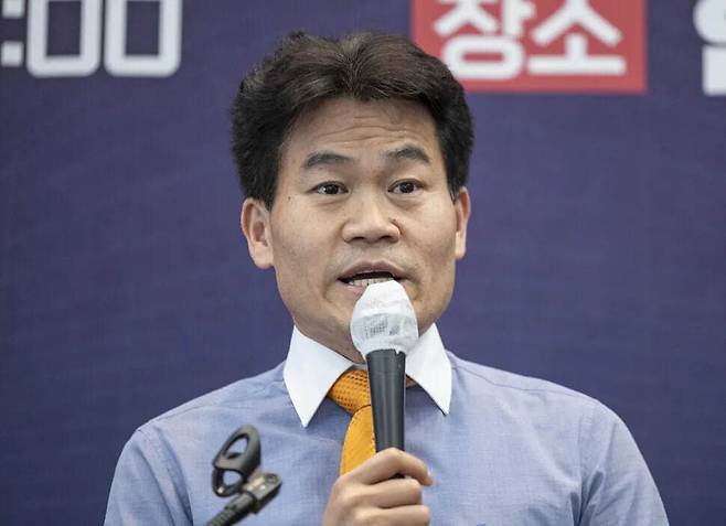 한국사 강사 전한길 씨가 4월16일 서울 중구 프레스센터에서 열린 ‘국민이 국민을 지킨다! 국민수사대 출범식\'에 참석해 축사하고 있다. 연합뉴스