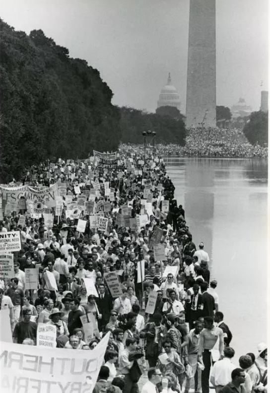수만 명의 시위대가 국가 기념물 광장(National Mall)을 따라 링컨 기념관(Lincoln Memorial)까지 진행된 기후 연대 날(Solidary Day) 행진에서 빈곤층을 위한 캠페인(Poor People's Campaign)을 지지했습니다. 많은 행진 참가자들이 반사 연못(Reflecting Pool)에 발을 담그며 행진했습니다. 배경에는 워싱턴 기념탑(Washington Monument)이 눈에 띄었습니다. DC Public Library