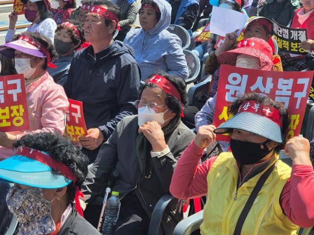 서복래 할머니(가운데)가 4월 29일 안동시 명륜동 안동시청 앞에서 열린 산불 이재민 피해 보상 촉구 집회에 참석해 발언자의 발언을 듣고 있다. 안동=김나연 기자