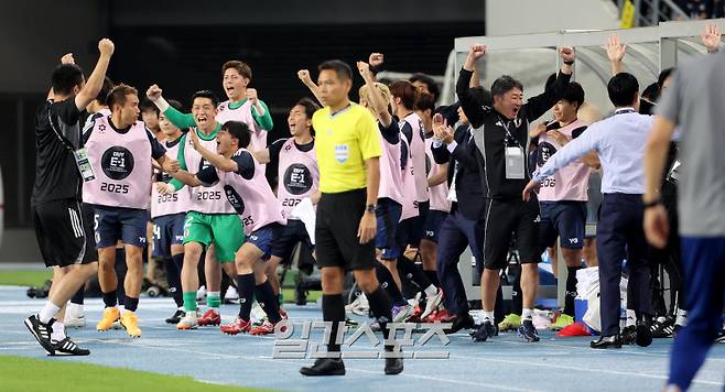 2025 동아시아축구연맹(EAFF) E-1 챔피언십(동아시안컵) 대한민국과 일본의 경기가 15일 오후 경기도 용인 미르스타디움에서 열렸다. 후반 경기 종료 휘슬이 울리자 일본 벤치의 선수들이 환호하고 있다. 용인=김민규 기자 mgkim1@edaily.co.kr /2025.07.15/