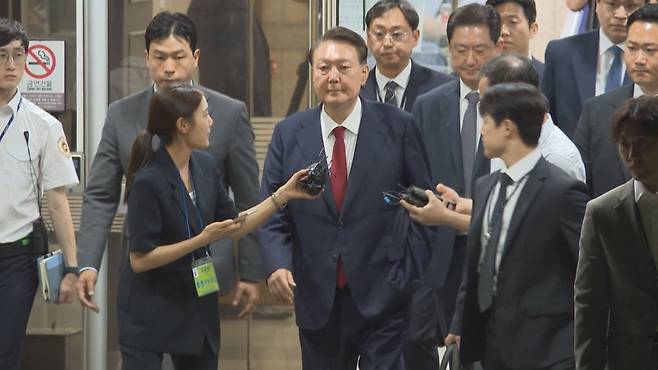 구속 심사를 마치고 주머니에 손을 넣고 걸어 나오는 윤석열 전 대통령