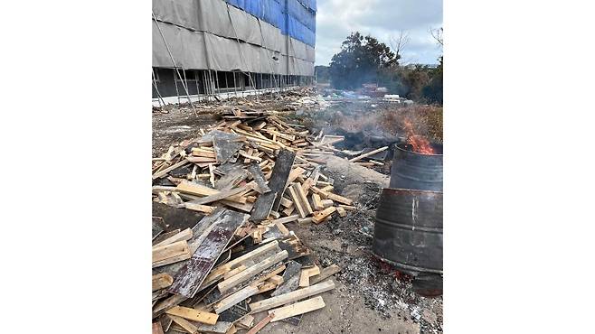 제주시내 한 건설 현장에서 불법 소각된 생활폐기물 (사진, 제주시)