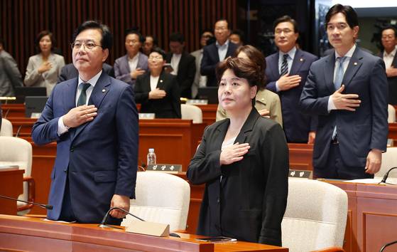 송언석 국민의힘 비상대책위원장 겸 원내대표(앞줄 왼쪽)와 윤희숙 신임 혁심위원장 및 의원들이 9일 국회에서 열린 긴급의원총회에서 국민의례를 하고 있다. 임현동 기자
