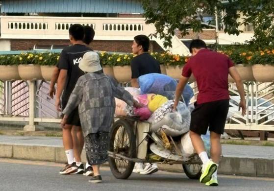프로축구 K리그1 김천상무 소속 군인 선수들이 리어카를 끌고 가는 할머니를 돕는 모습. 사진 김천상무 인스타그램 캡처