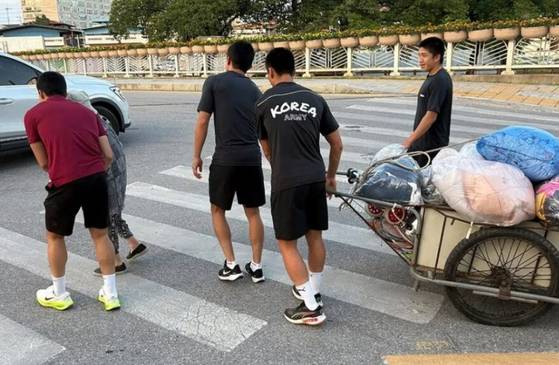 프로축구 K리그1 김천상무 소속 군인 선수들이 리어카를 끌고 가는 할머니를 돕는 모습. 사진 김천상무 인스타그램 캡처