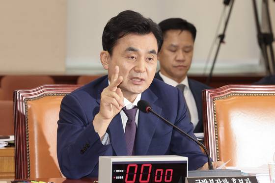 안규백 국방부 장관 후보자가 15일 국회 국방위원회에서 열린 인사청문회에서 의원 질의에 답변하고 있다. 전민규 기자