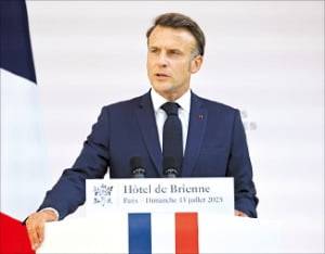 에마뉘엘 마크롱 프랑스 대통령이 13일(현지시간) 파리 국방부 청사에서 군 지도부를 대상으로 연설하고 있다. EPA연합뉴스